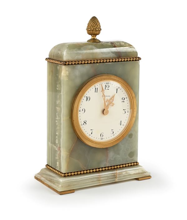 Orologio da tavolo in onice verde sormontato da una pigna, Hausmann