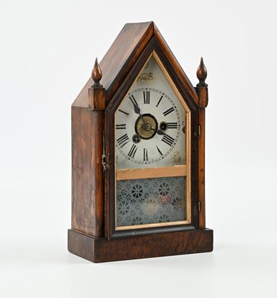 Teutonia Clock Manufactory, Pendola da tavolo neogotica in legno con quadrante a numeri romani