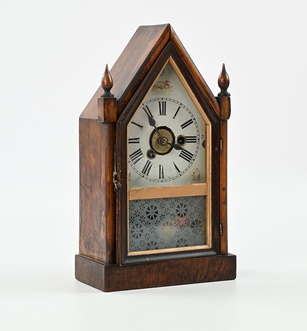 Pendola da tavolo di gusto neogotico in legno, Teutonia Clock Manufactory, Germania, prima metà del XX secolo