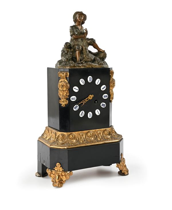 Orologio da tavolo in legno ebanizzato con finiture in metallo dorato, XIX secolo