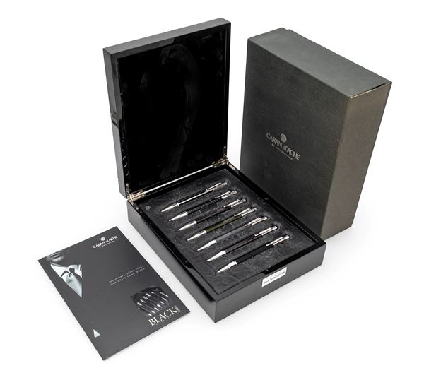 Caran d'Ache - Black series limited edition Seven days, seven pens (n° 227/500). 7 penne a sfera in rodio e legno, gomma, corno di zebù, Lacca cinese, fibra di carbonio, cotta di maglia e pelle di alligatore