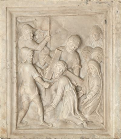 Formella quadrangolare, marmo bianco raffigurante la Via Crucis (Stazione con Cristo sotto la cro...