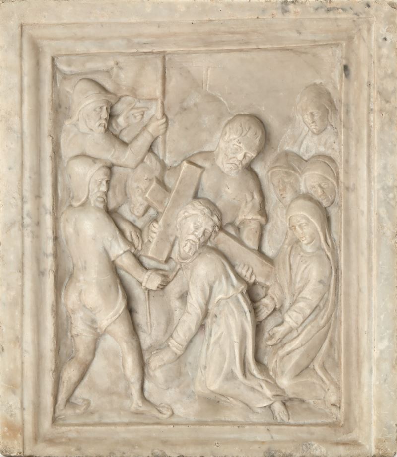 Formella quadrangolare, marmo bianco raffigurante la Via Crucis (Stazione con Cristo sotto la cro...