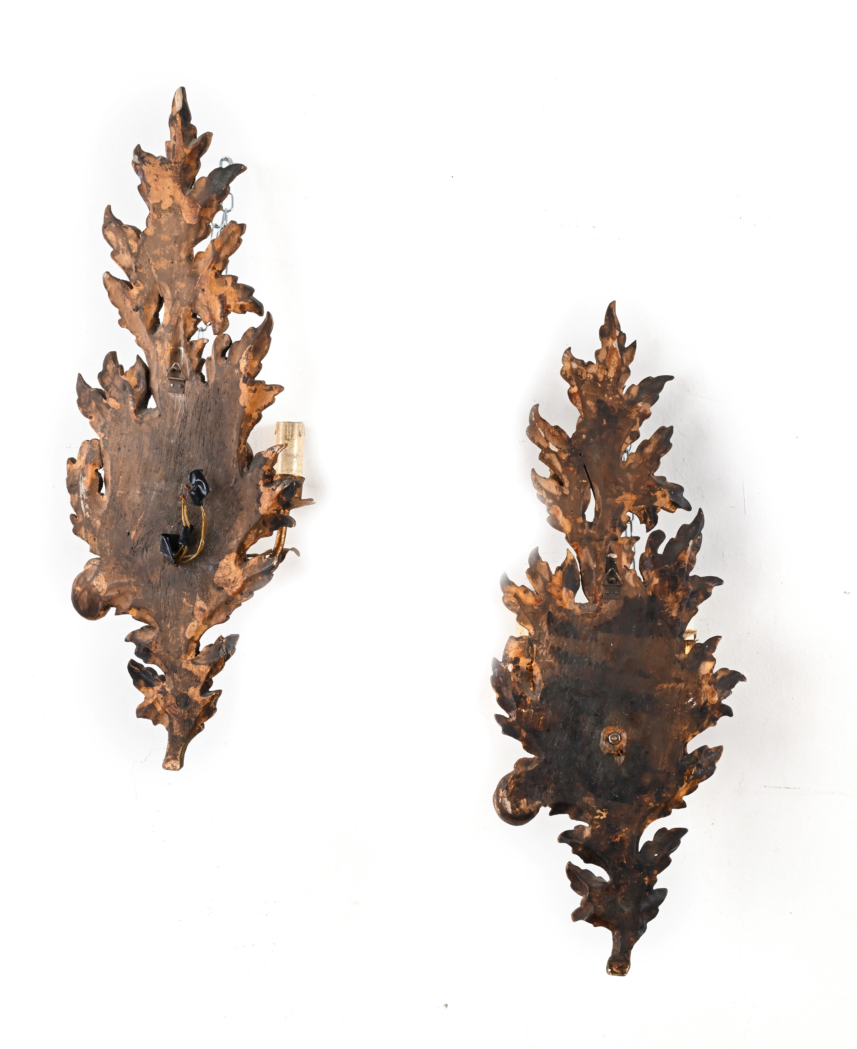 Appliques in legno dorato a motivi a conchiglia con reggicandela, coppia