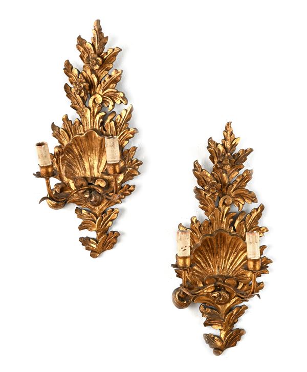 Coppia di appliques in legno dorato