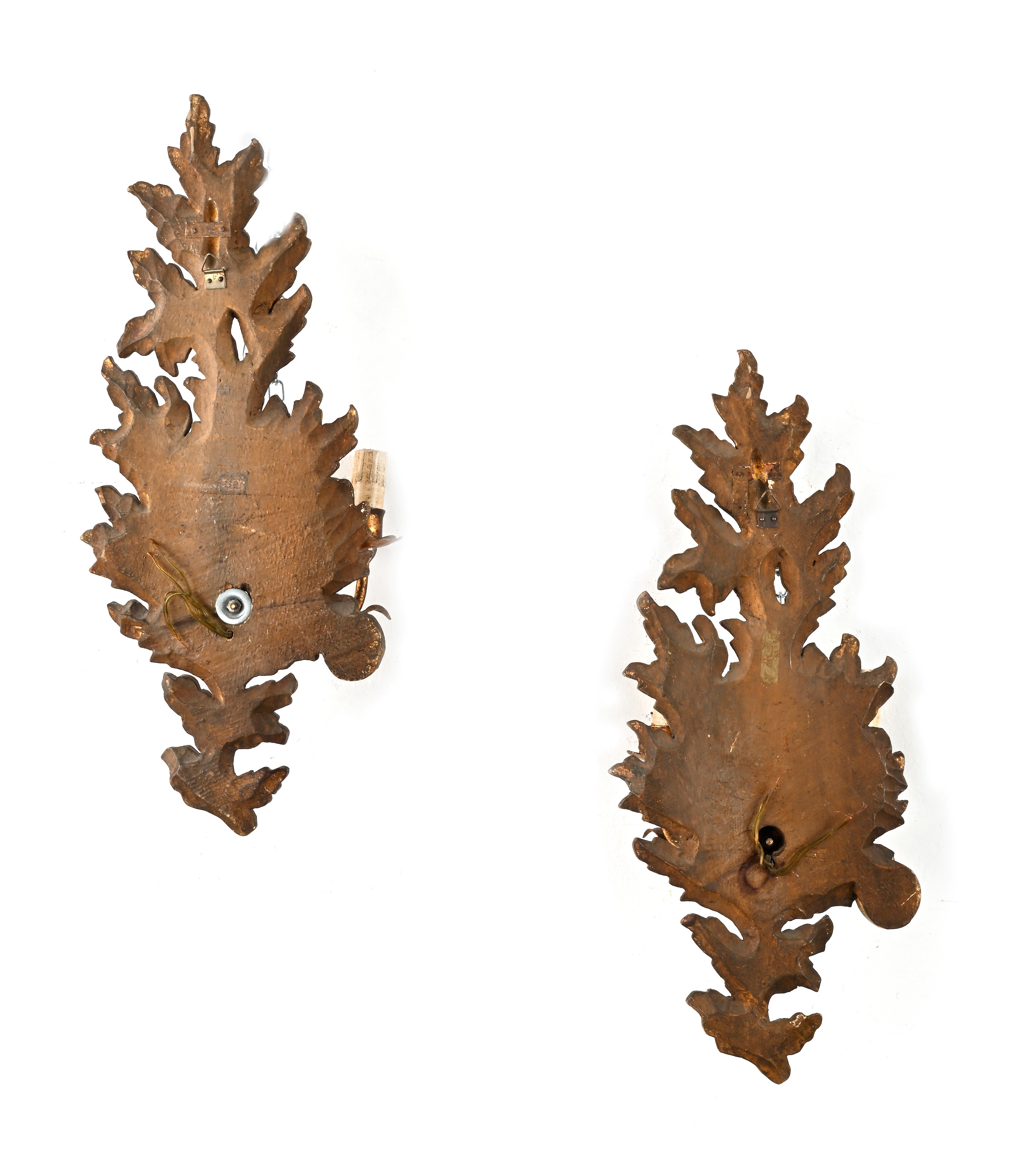 Coppia di appliques, legno dorato con motivo a conchiglia e supporti per candele