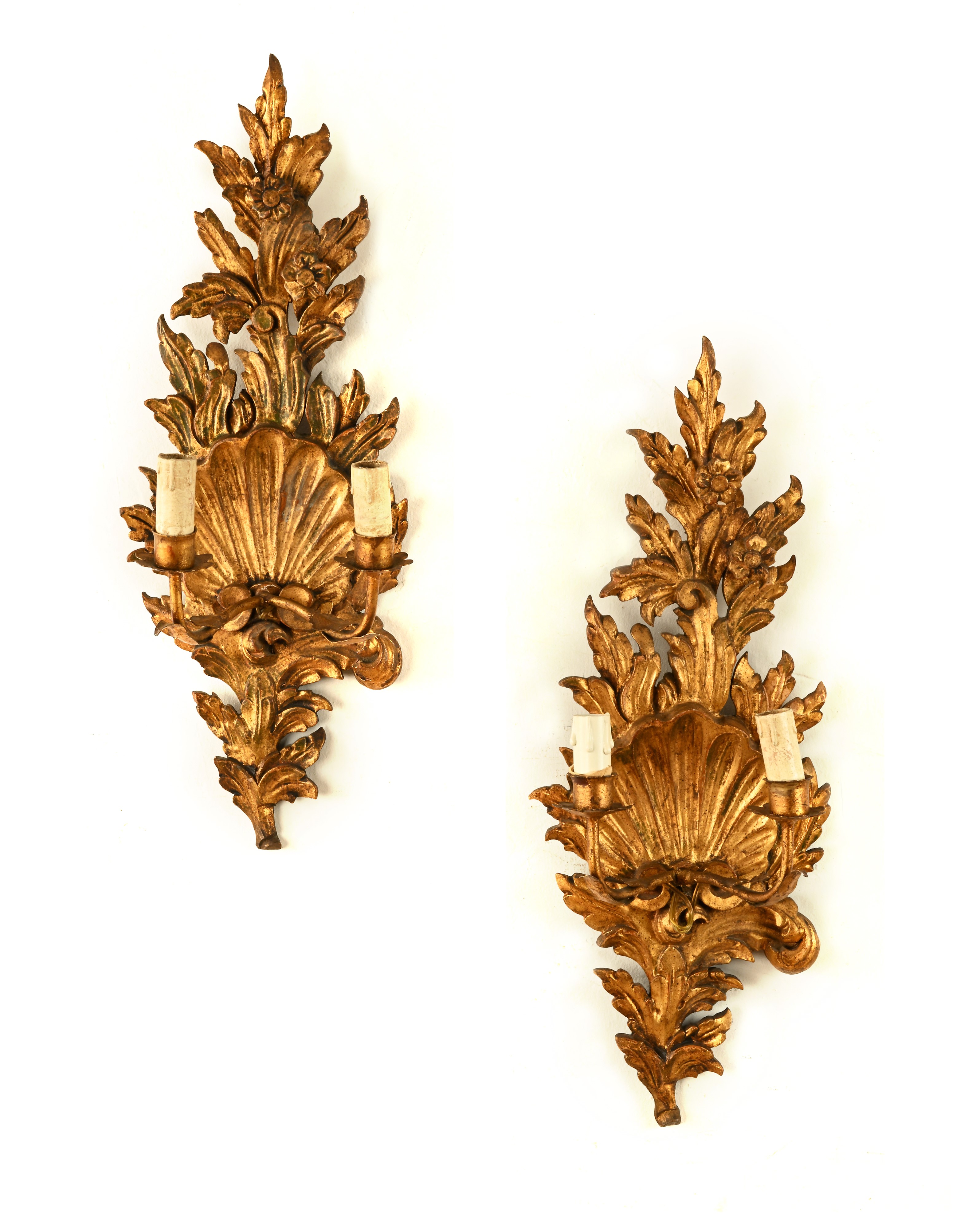 Coppia di appliques, legno dorato con motivo a conchiglia e supporti per candele