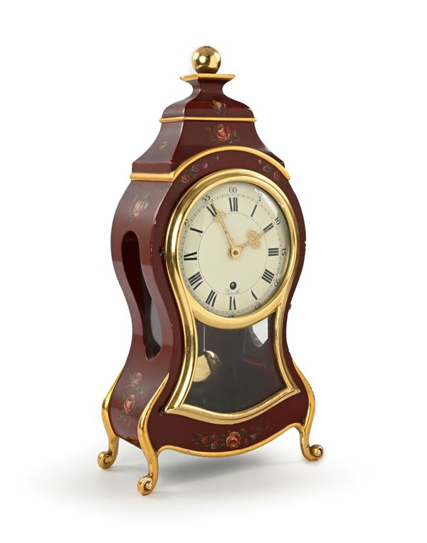 Pendola da tavolo in legno laccato rosso e oro, XX secolo  - Asta Asta a Tempo - Antiquariato: Mobili, Arredi, Stampe e Porcellane - Casa d'Aste Arcadia