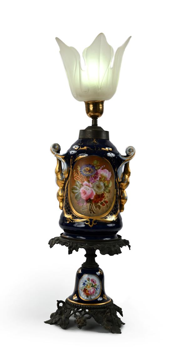 Lampada da tavolo in porcellana policroma e metallo dorato