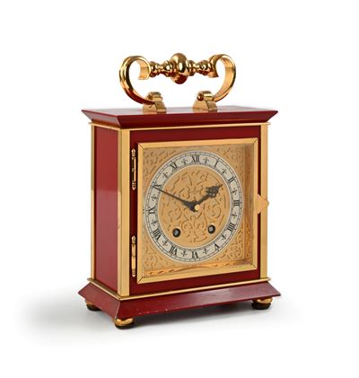 Philippe Beguin, Bracket clock in ottone dorato e metallo smaltato rosso