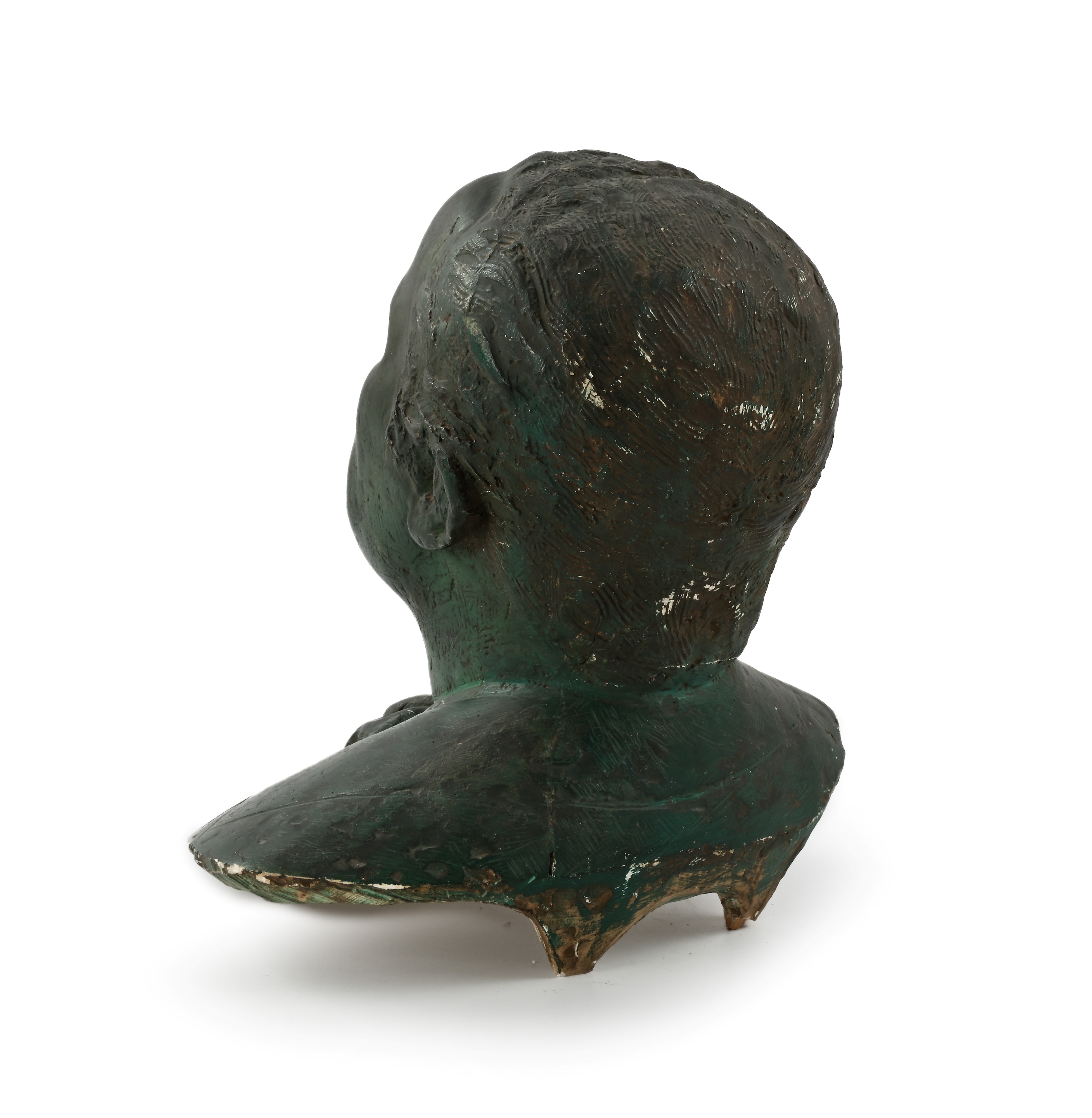 Testa di uomo con giacca e cravatta, gesso a colaggio a imitazione del bronzo con patina verde