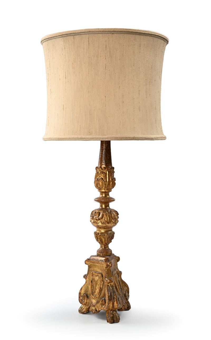 Torciera in legno dorato trasformata a lampada, fusto su base trilobata con piedi zoomorfi stiliz...