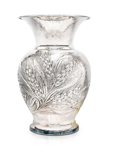 Argento sterling, Vaso sbalzato con decorazione a spighe di grano