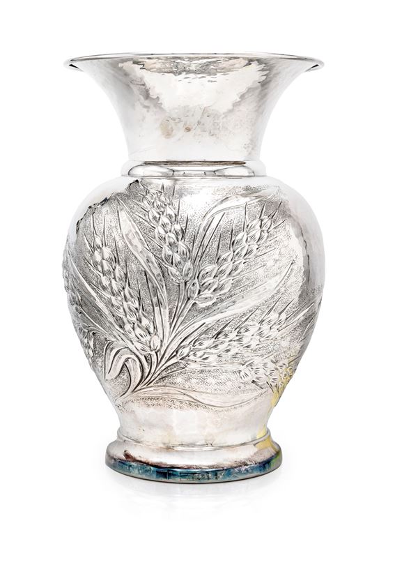 Vaso in argento sterling sbalzato