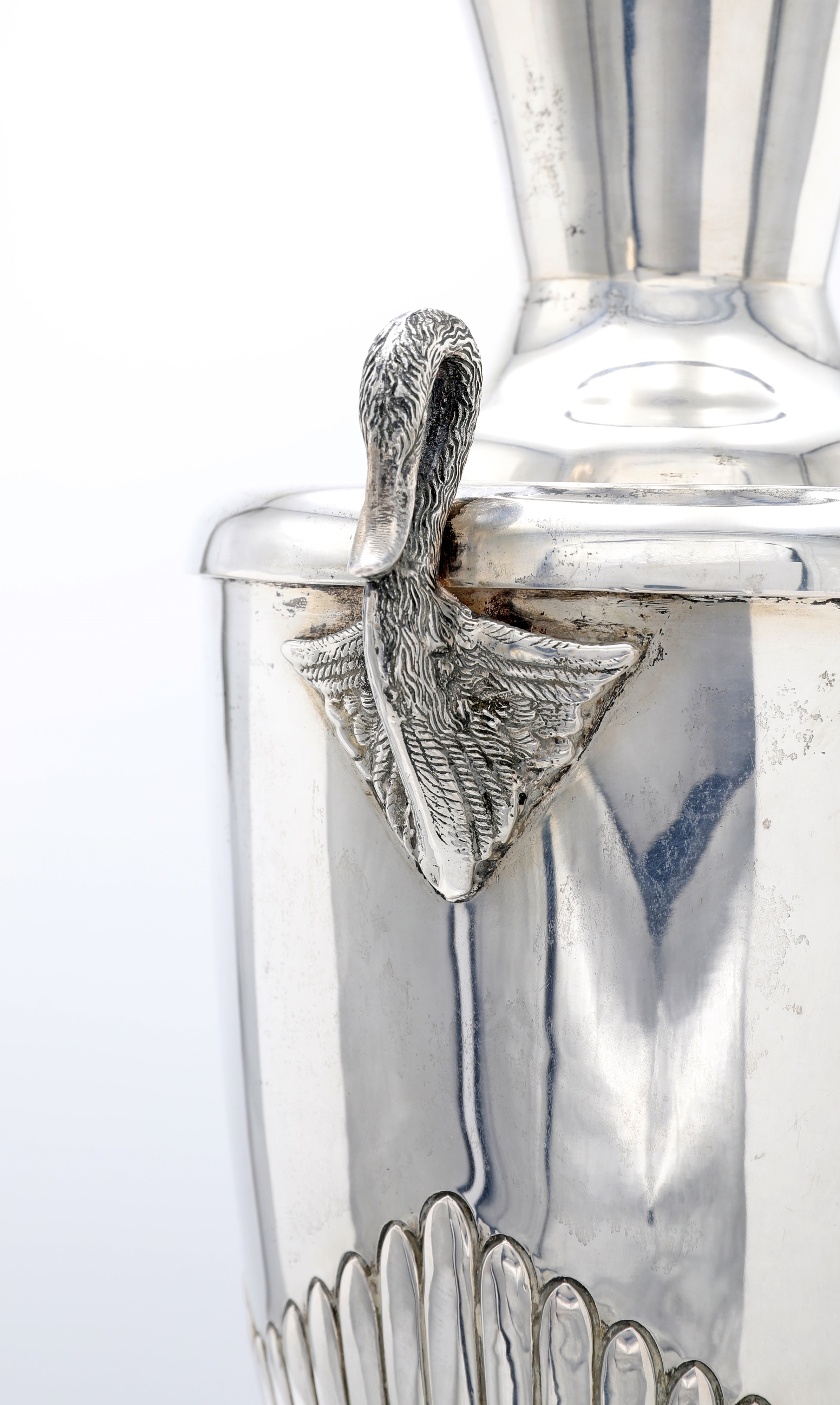 Vaso ad anfora in argento, anse a forma di cigno e piede con palmette applicate