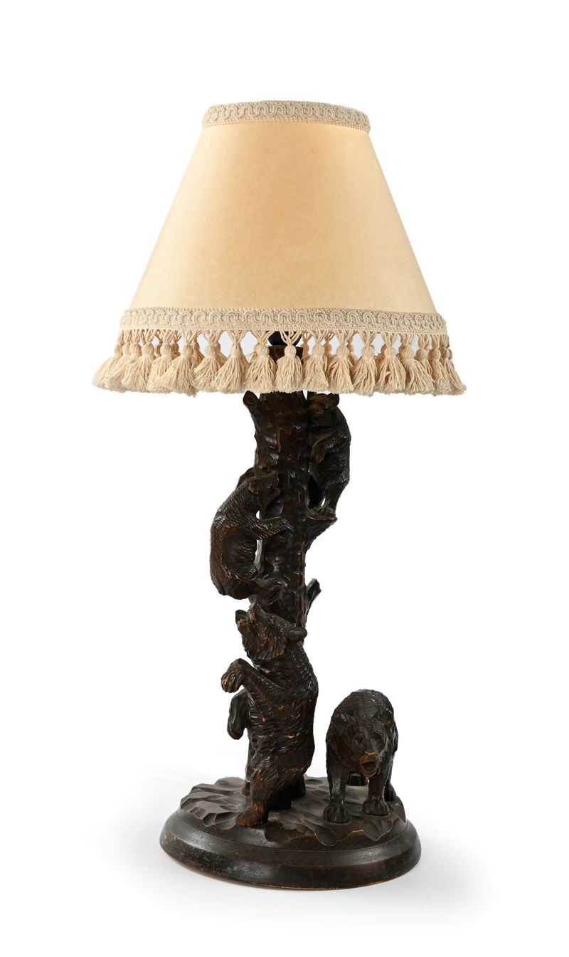 Lampada con gruppo scultoreo in legno raffigurante una famiglia di orsi, Foresta Nera,  XX secolo