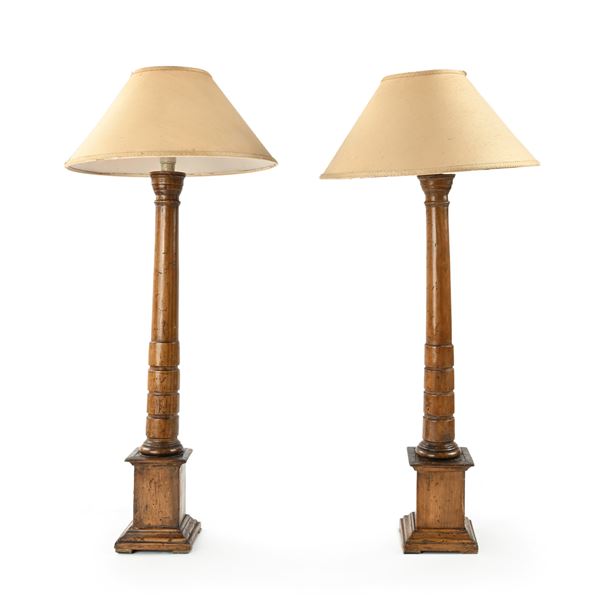 Coppia di lampade da tavolo in legno a forma di colonna