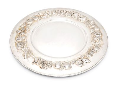 Vassoio circolare in argento sterling, decorazione a rilievo con foglie e frutta