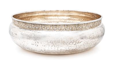Brandimarte (Firenze), Centrotavola circolare in argento 925/000 con decorazione floreale sbalzat...