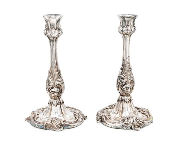 Coppia di candelieri in argento appesantiti
