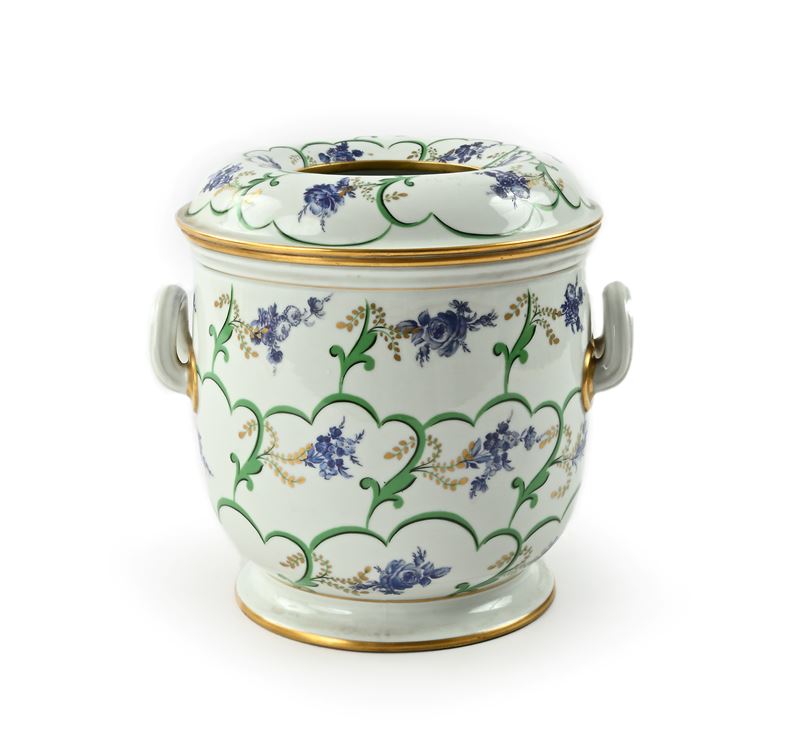 Meissen, Rinfresca bottiglia biansato in porcellana con decorazione floreale