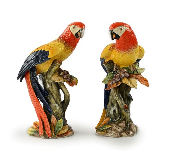Due figure di pappagallo ara in ceramica policroma, Ronzan, Torino, metà del XX secolo