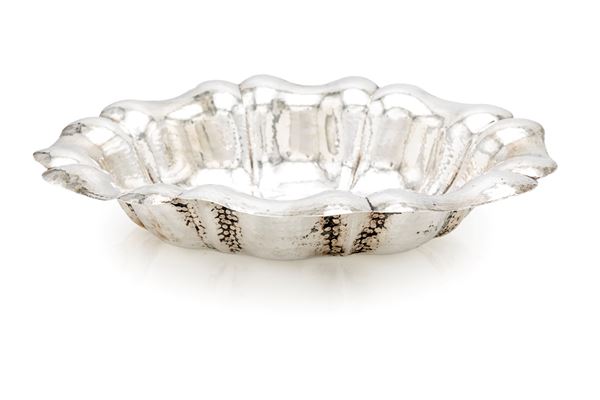 Centrotavola ovale in argento 800/000 martellato a mano  - Auction Antique and Modern Silver | Silver Treasures: Cult and Collecting - Casa d'Aste Arcadia