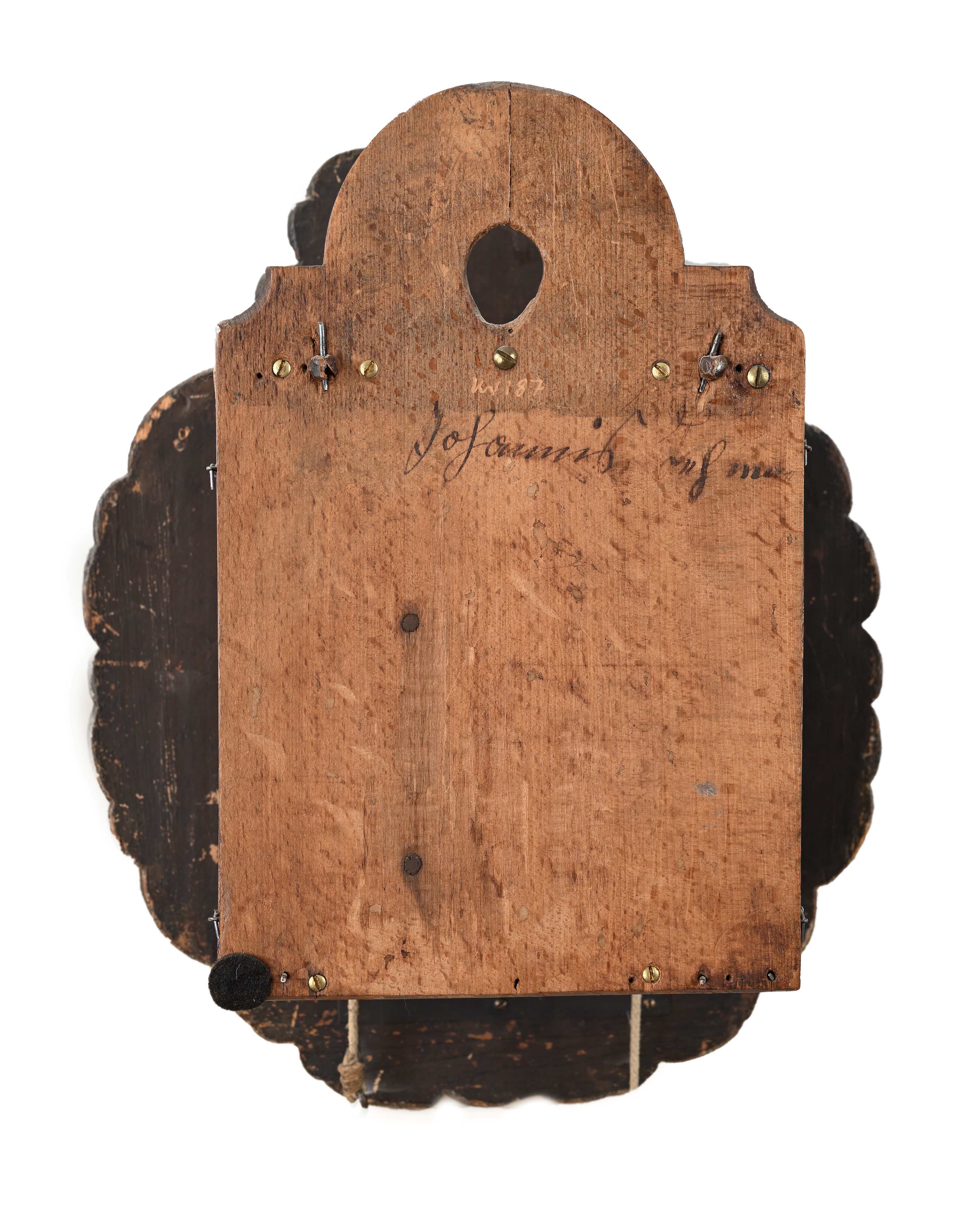 Orologio a pendolo, quadrante sagomato con figure allegoriche e pendolo in legno dipinto