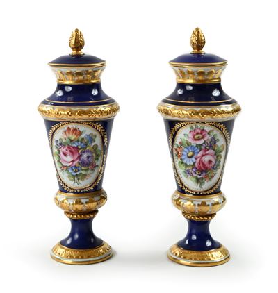 Manifattura stile Sèvres, Coppia di piccoli vasi in porcellana blu e oro con decori floreali