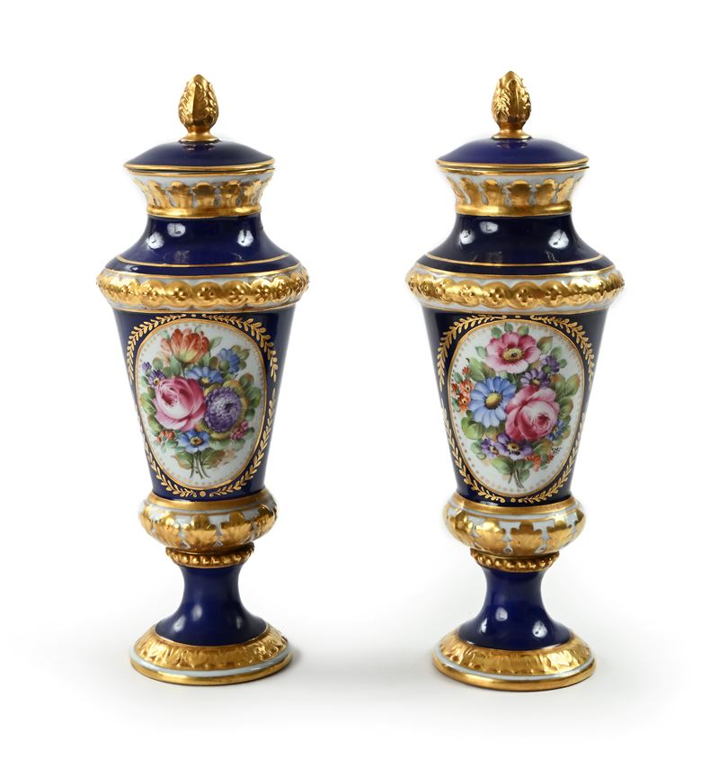 Manifattura stile Sèvres, Coppia di piccoli vasi in porcellana blu e oro con decori floreali