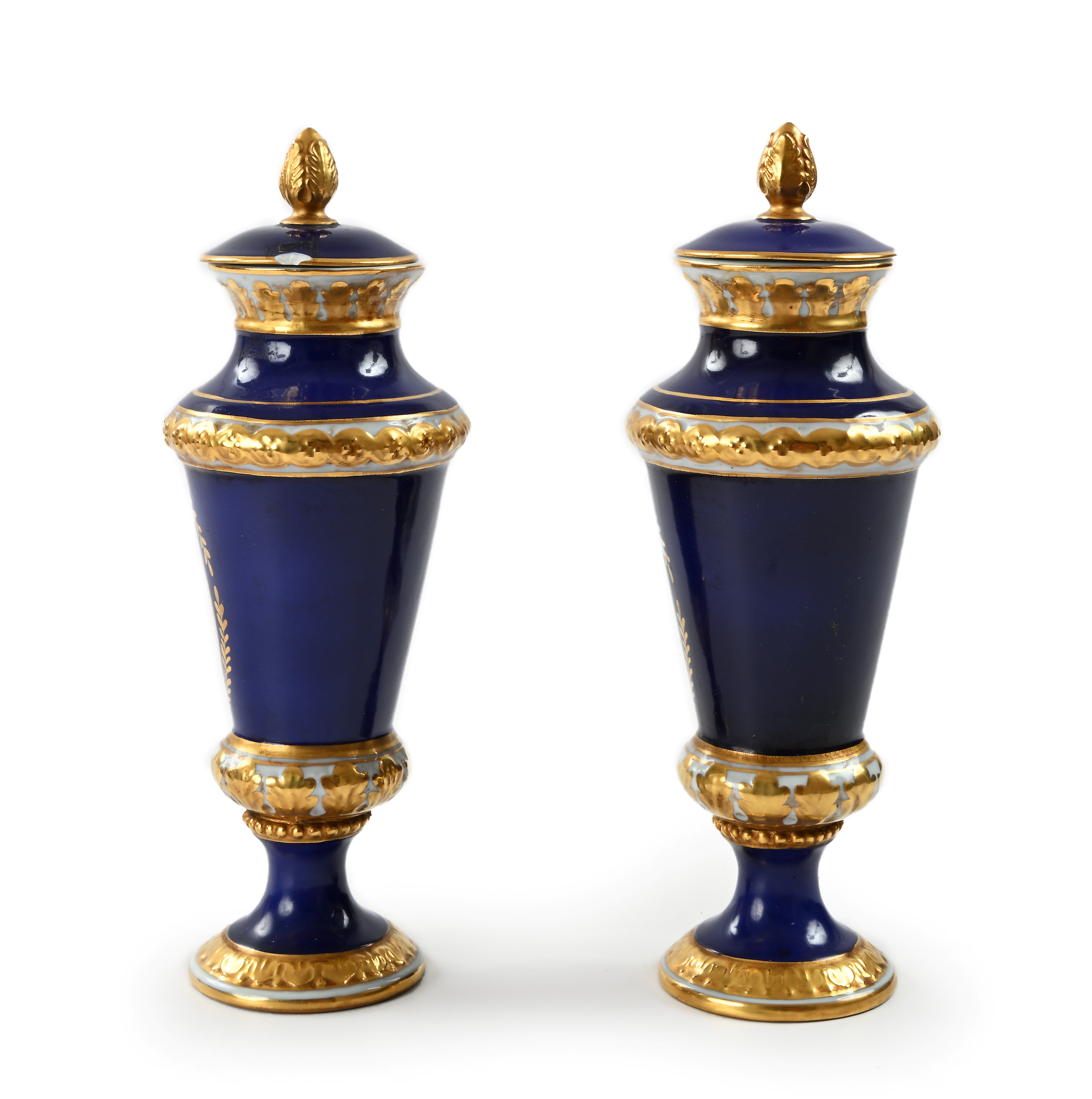 Manifattura stile Sèvres, Coppia di piccoli vasi in porcellana blu e oro con decori floreali
