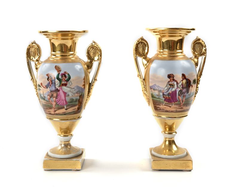 Coppia di vasi in porcellana policroma in stile Impero, figure danzanti e paesaggi sul verso, XIX...