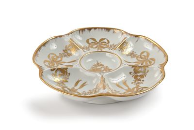 Mehun Pillivuyt Limoges, Antipastiera in porcellana bianca e oro decorata con fiocchi e ghirlande...