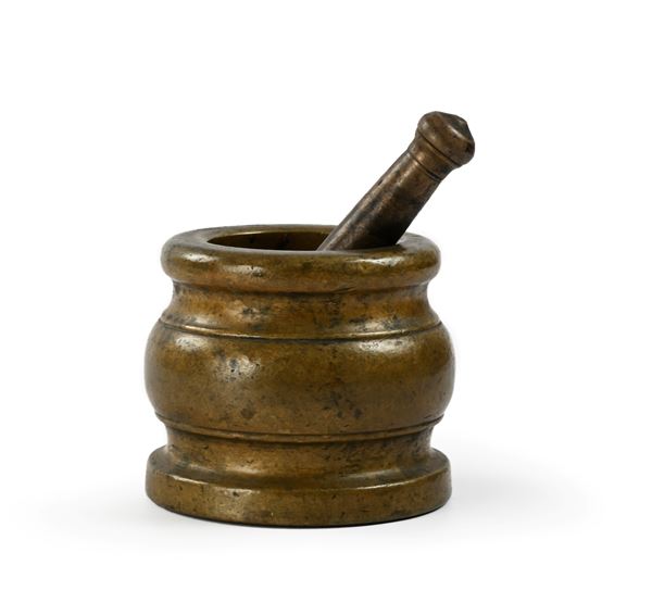 Piccolo mortaio in bronzo con pestello