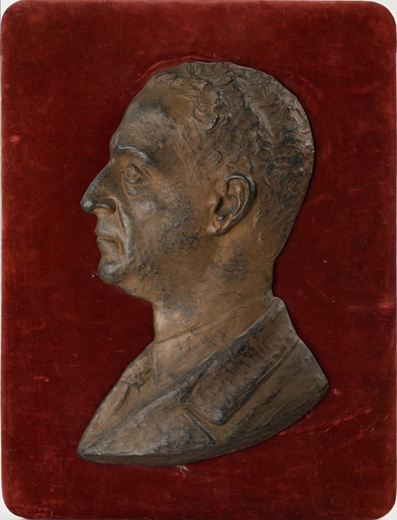 Ritratto/Profilo di uomo, metallo su placca rivestita in velluto rosso
