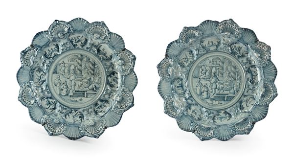 Coppia di grandi piatti da parata in maiolica monocroma, Manifattura Cantagalli, XIX secolo