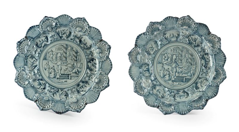 Cantagalli, Coppia di grandi piatti da parata in maiolica monocroma, XIX secolo