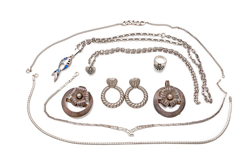 Argento 925/000, Lotto composto da tre collane girocollo, due coppie di orecchini, due catene con...