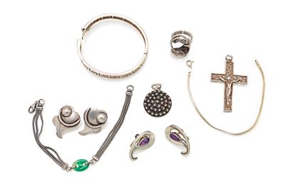 Lotto di gioielli in argento 925/000, tre bracciali e pendenti con anello e due coppie di orecchi...
