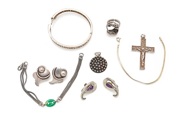 Lotto composto da tre bracciali, due pendenti, due coppie di orecchini, un anello