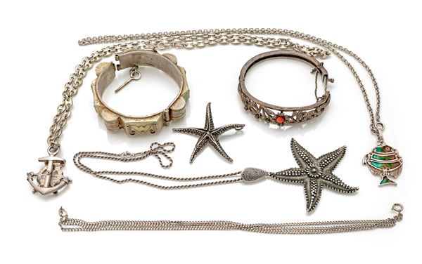 Lotto composto da due bracciali rigidi e quattro catene con pendenti 