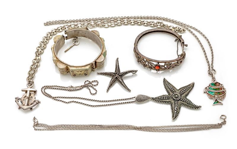 Argento 800/000, Lotto di due bracciali rigidi e quattro catene con pendenti