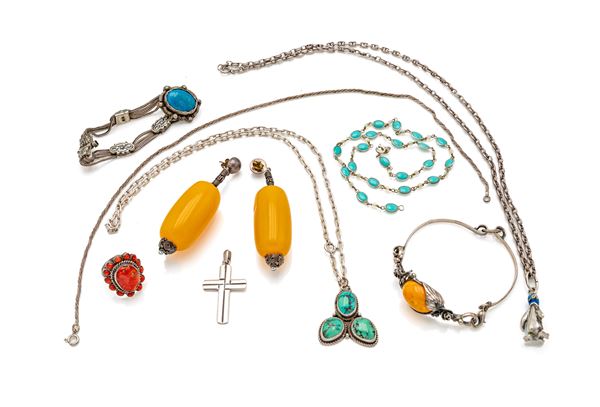 Lotto composto da quattro collane, due bracciali, un anello, una coppia di orecchini con pietre