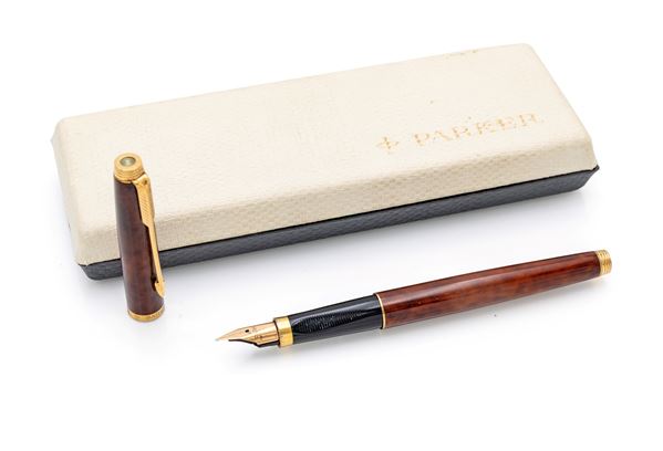 Parker 75 Laque Thuya - Penna stilografica in metallo laminato in oro giallo rivestito di lacca cinese  (1970)  - Asta Asta a Tempo - Orologi da Polso, da Tasca, da Tavolo, Penne e Oggetti da Scrivania - Casa d'Aste Arcadia