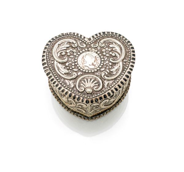 Piccola scatola in argento a forma di cuore con moneta britannica da tre pence del periodo Giorgio III (coniata indicativamente tra il 1762 e il 1786)