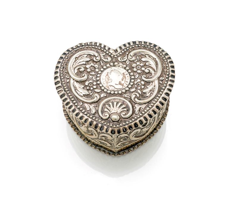 Scatola a cuore in argento con moneta britannica da tre pence del periodo Giorgio III (1762-1786 ...