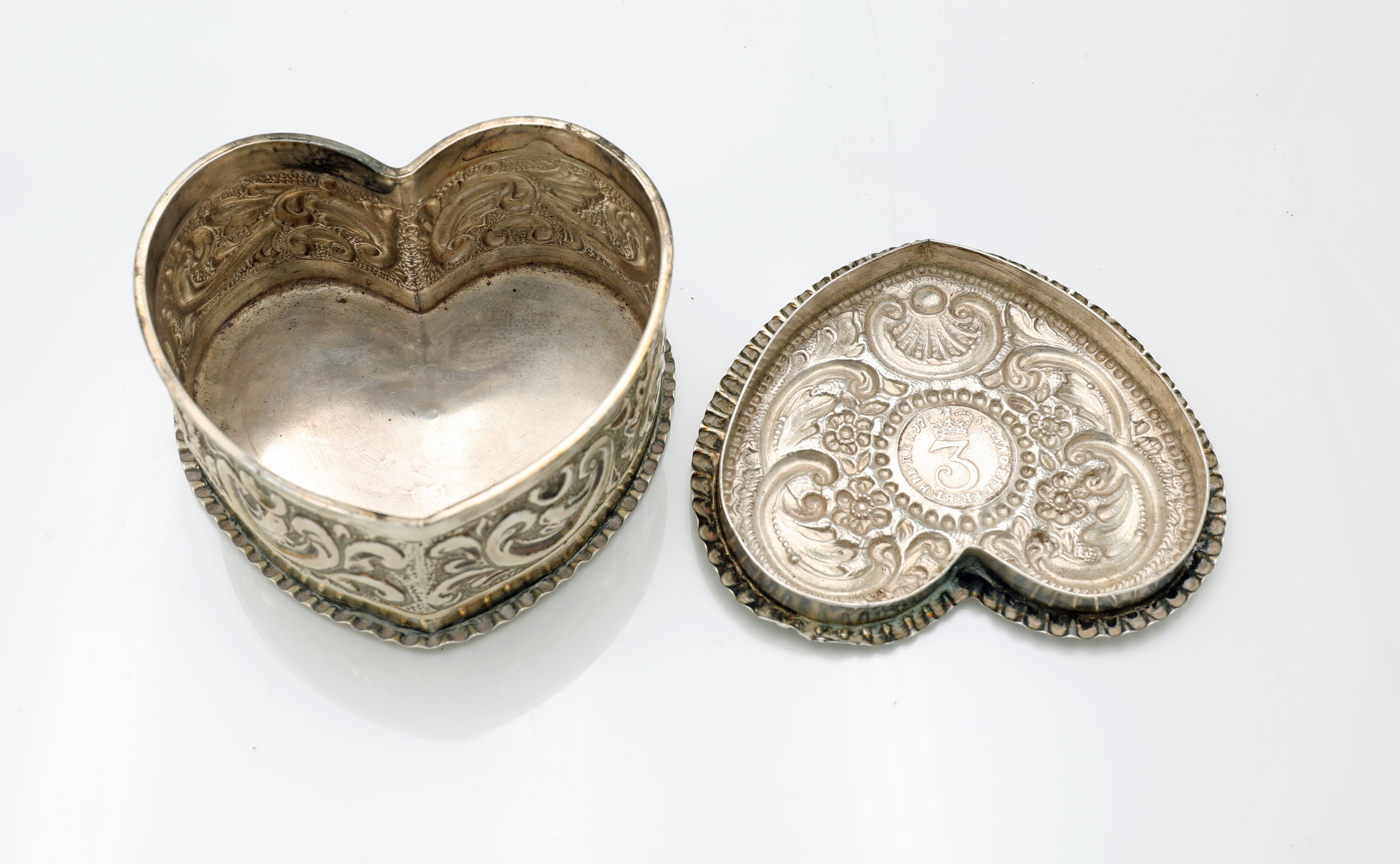 Scatola a cuore in argento con moneta britannica da tre pence del periodo Giorgio III (1762-1786 ...