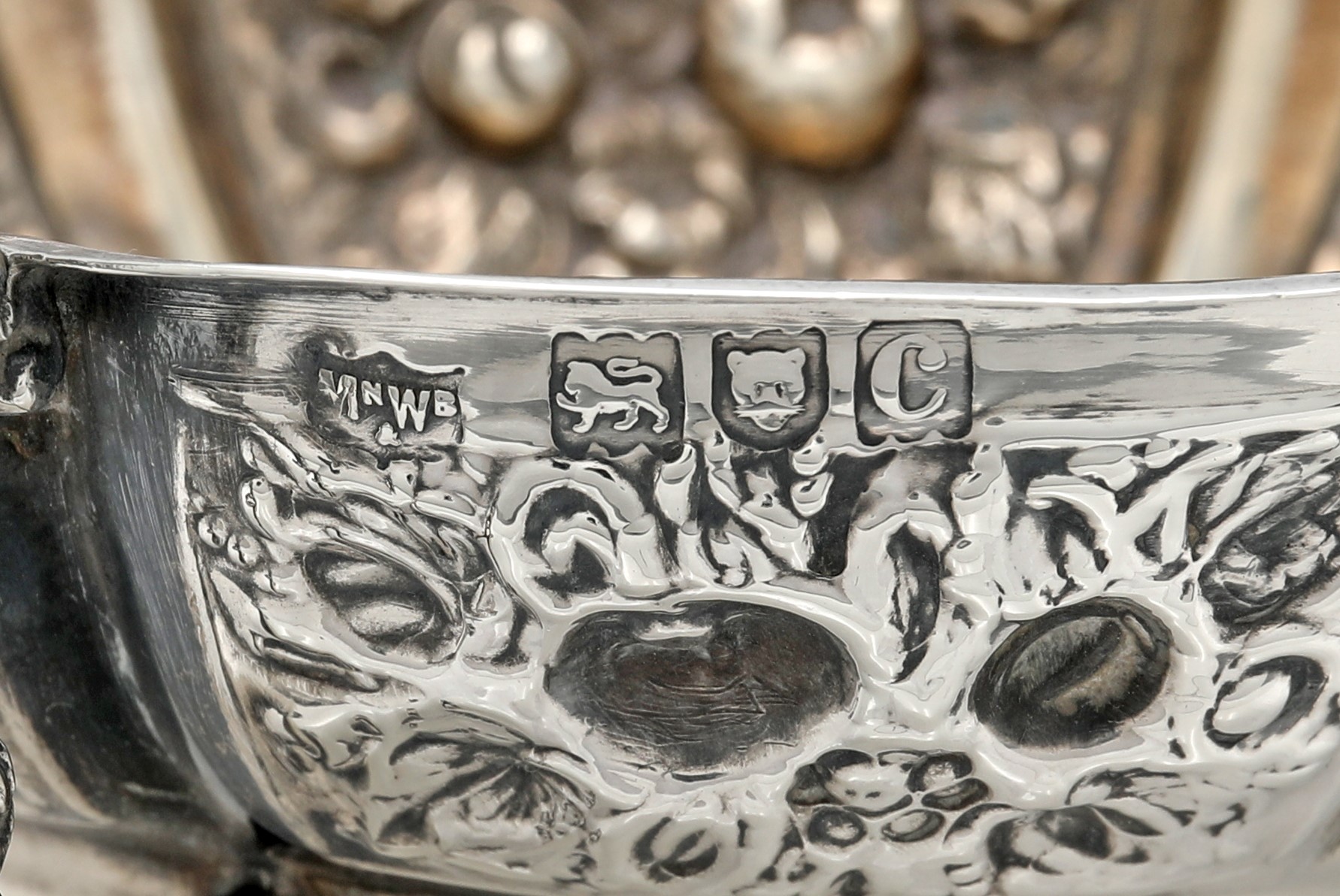Mappin & Webb, Piccola coppa lobata in argento cesellato e sbalzato (Londra)