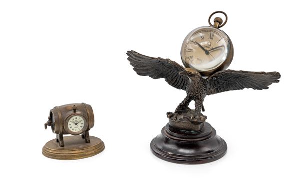 Orologio da tavolo a carica meccanica sfera di vetro poggiante su aquila in metallo e base in legno (Da revisionare) - Orologio da tavolo a forma di botte in metallo (Funzionante)