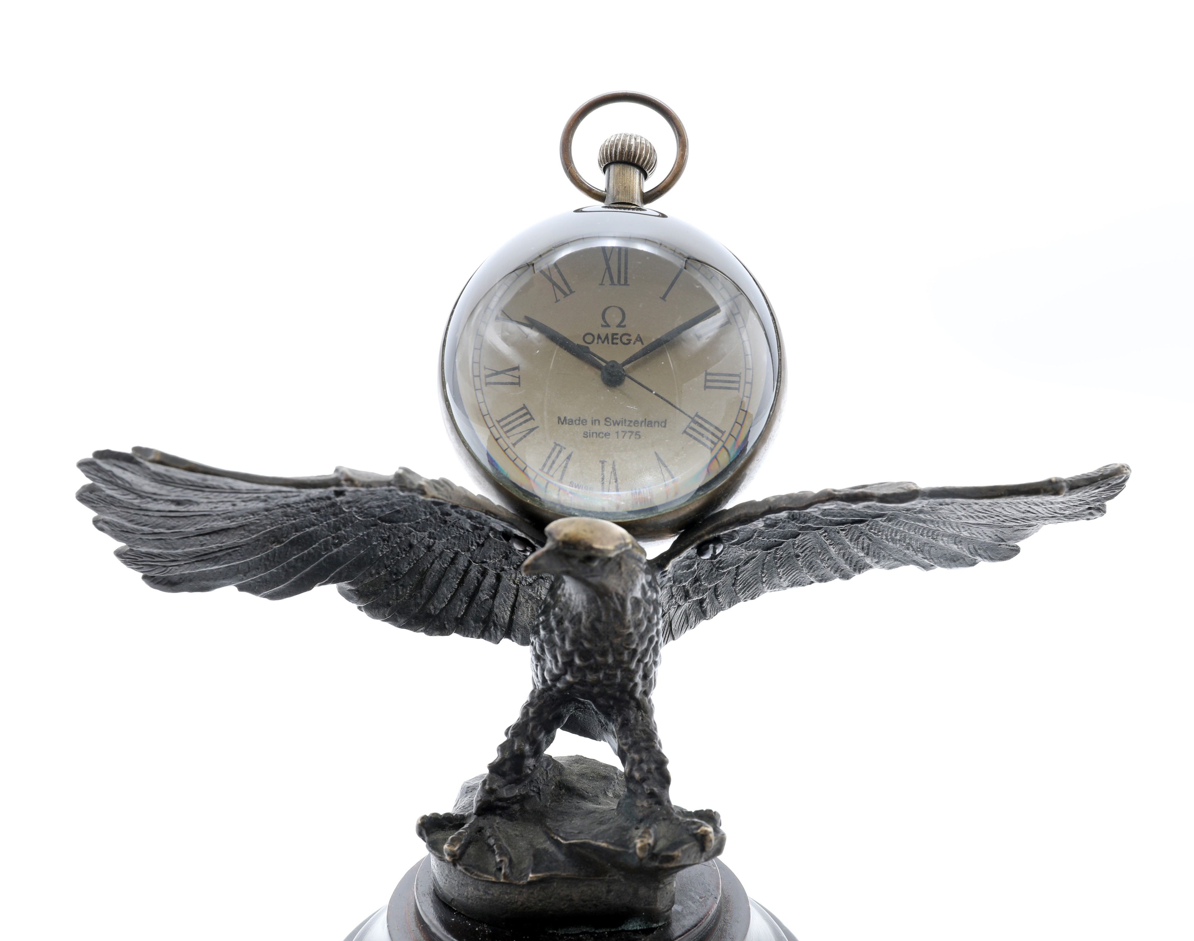 Orologio da tavolo a carica meccanica con sfera di vetro, aquila in metallo e base in legno